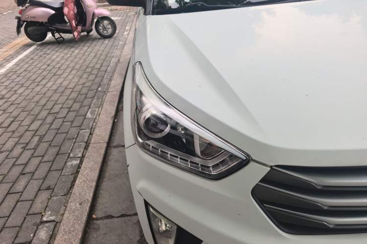 Used Hyundai ix25 2015 1.6L Automatic Two-Wheel-Drive Deluxe DLX Model Right Front Headlight