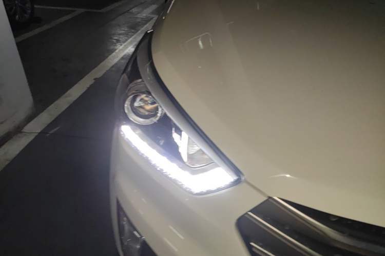 Used Hyundai ix25 2015 1.6L Automatic Two-Wheel-Drive Deluxe DLX Model Right Front Headlight