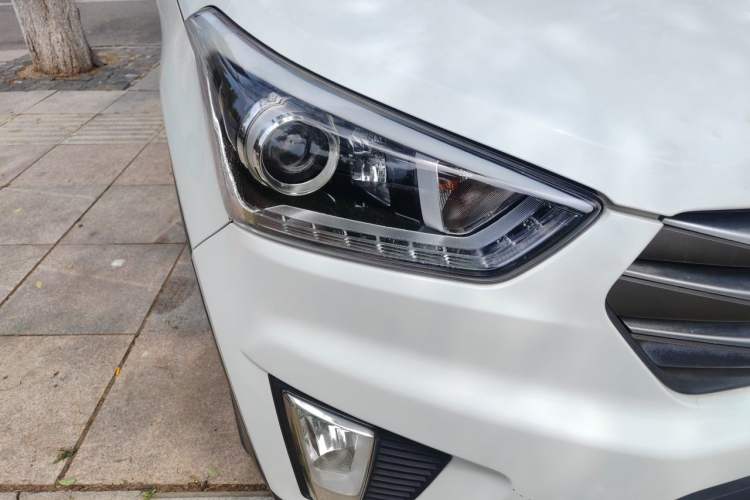 Used Hyundai ix25 2015 1.6L Automatic Two-Wheel-Drive Deluxe DLX Model Right Front Headlight