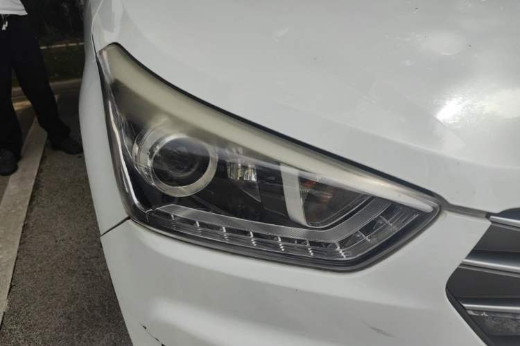 Used Hyundai ix25 2015 1.6L Automatic Two-Wheel-Drive Deluxe DLX Model Right Front Headlight