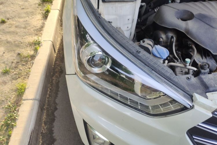 Used Hyundai ix25 2015 1.6L Automatic Two-Wheel-Drive Deluxe DLX Model Right Front Headlight