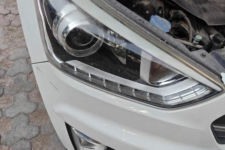 Used Hyundai ix25 2015 1.6L Automatic Two-Wheel-Drive Deluxe DLX Model Right Front Headlight
