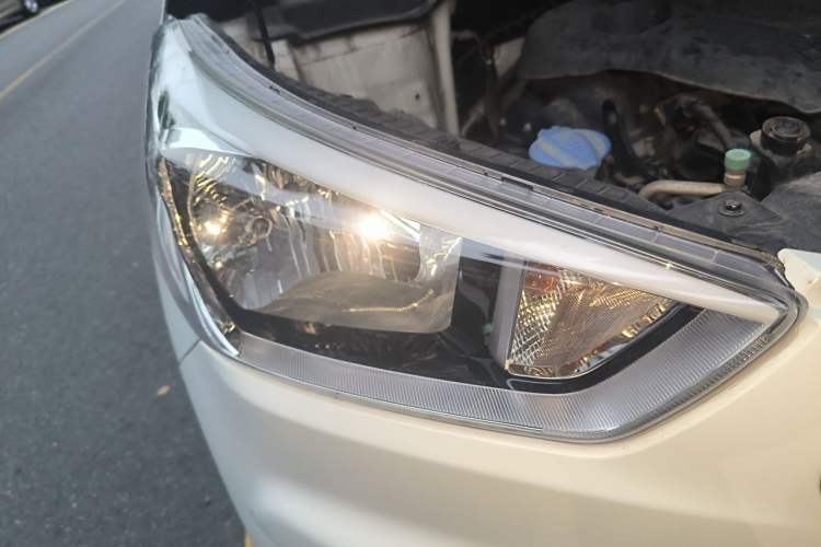 Used Hyundai ix25 2015 1.6L Automatic Two-Wheel Drive Smart GLS Trim Right Front Headlight