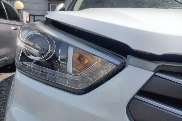Used Hyundai ix25 2015 1.6L Automatic Two-Wheel-Drive Deluxe DLX Model Right Front Headlight