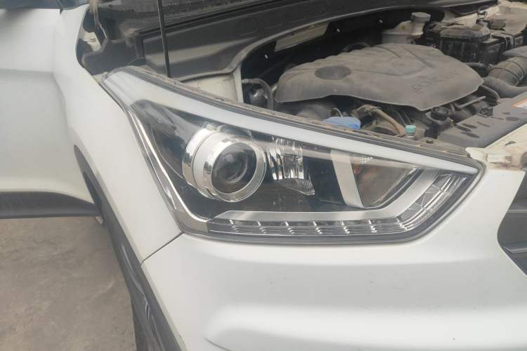 Used Hyundai ix25 2015 1.6L Automatic Two-Wheel-Drive Deluxe DLX Model Right Front Headlight