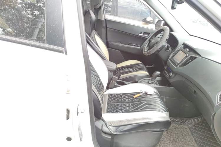 Used Hyundai ix25 2015 2.0L Automatic 4x4 Deluxe DLX Right Front Seat
