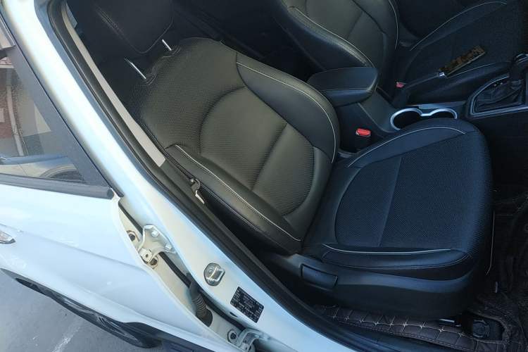 Used Hyundai ix25 2015 1.6L Automatic Two-Wheel Drive Smart GLS Trim Right Front Seat