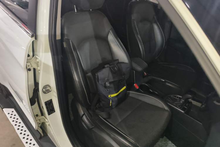 Used Hyundai ix25 2015 1.6L Automatic Two-Wheel-Drive Deluxe DLX Model Right Front Seat