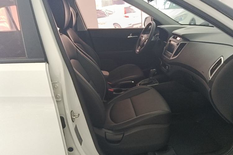 Used Hyundai ix25 2015 1.6L Automatic Two-Wheel-Drive Deluxe DLX Model Right Front Seat