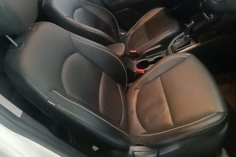 Used Hyundai ix25 2015 1.6L Automatic Two-Wheel-Drive Deluxe DLX Model Right Front Seat