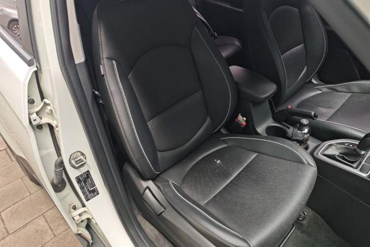 Used Hyundai ix25 2015 1.6L Automatic Two-Wheel Drive Smart GLS Trim Right Front Seat