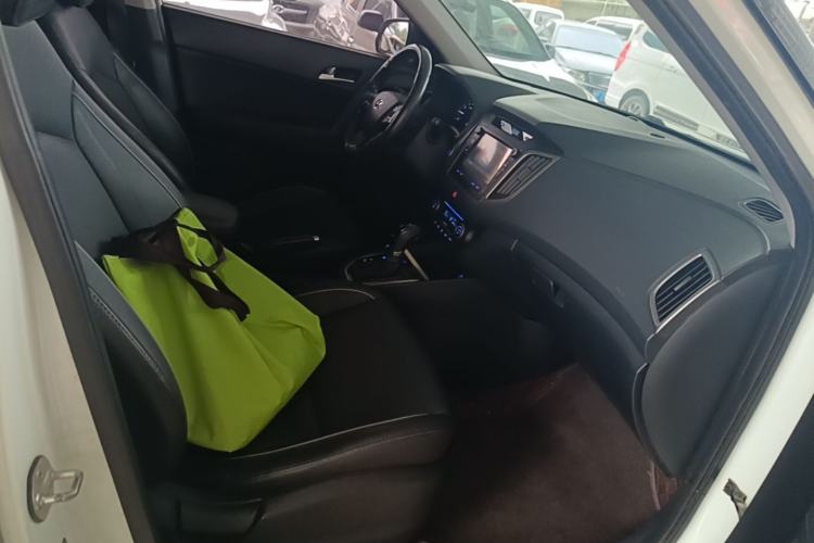 Used Hyundai ix25 2015 1.6L Automatic Two-Wheel-Drive Deluxe DLX Model Right Front Seat