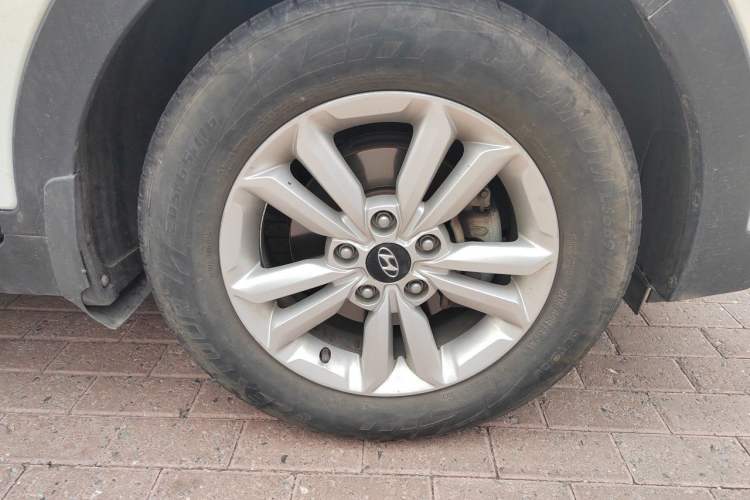Used Hyundai ix25 2015 1.6L Automatic Two-Wheel Drive Fashionable GS Model Right Front Wheel Hub