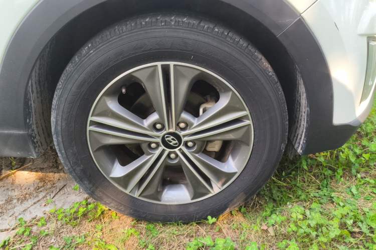Used Hyundai ix25 2015 1.6L Automatic Two-Wheel Drive Smart GLS Trim Right Front Wheel Hub