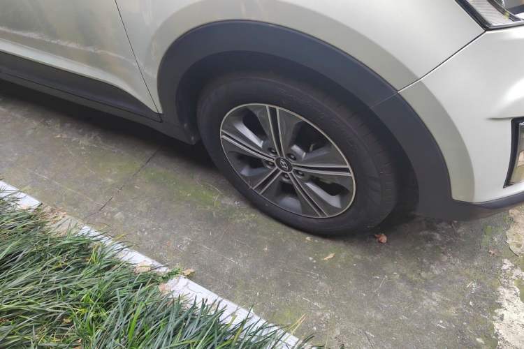 Used Hyundai ix25 2015 1.6L Automatic Two-Wheel Drive Smart GLS Trim Right Front Wheel Hub