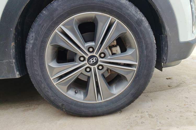 Used Hyundai ix25 2015 1.6L Automatic Two-Wheel Drive Smart GLS Trim Right Front Wheel Hub