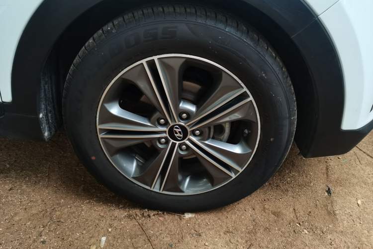Used Hyundai ix25 2015 1.6L Automatic Two-Wheel-Drive Deluxe DLX Model Right Front Wheel Hub