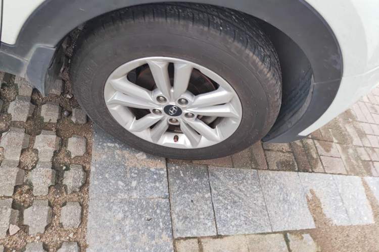 Used Hyundai ix25 2015 1.6L Automatic Two-Wheel Drive Fashionable GS Model Right Front Wheel Hub