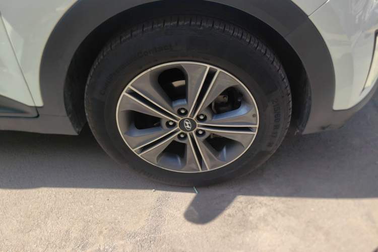 Used Hyundai ix25 2015 1.6L Automatic Two-Wheel Drive Smart GLS Trim Right Front Wheel Hub