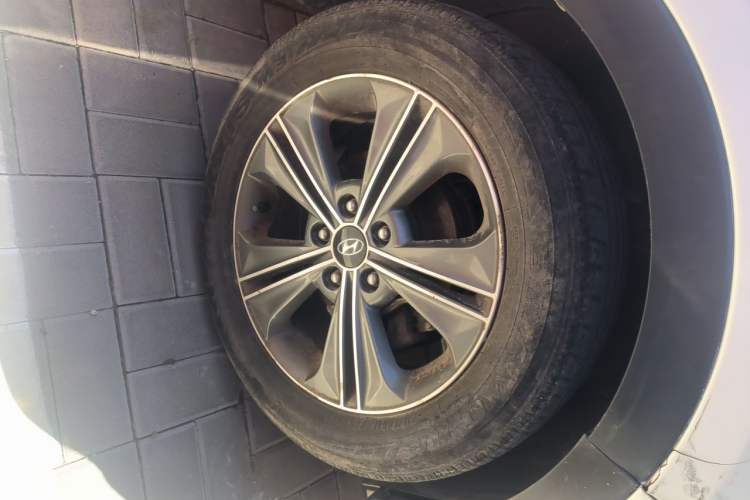 Used Hyundai ix25 2015 1.6L Automatic Two-Wheel Drive Smart GLS Trim Right Front Wheel Hub
