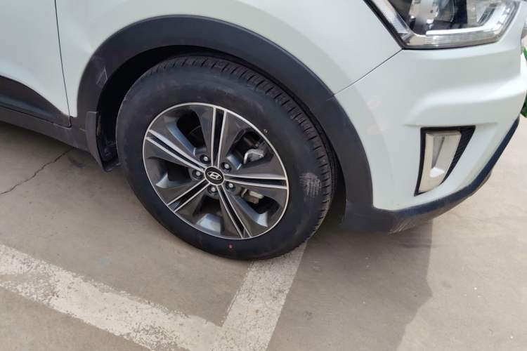 Used Hyundai ix25 2015 1.6L Automatic Two-Wheel-Drive Deluxe DLX Model Right Front Wheel Hub