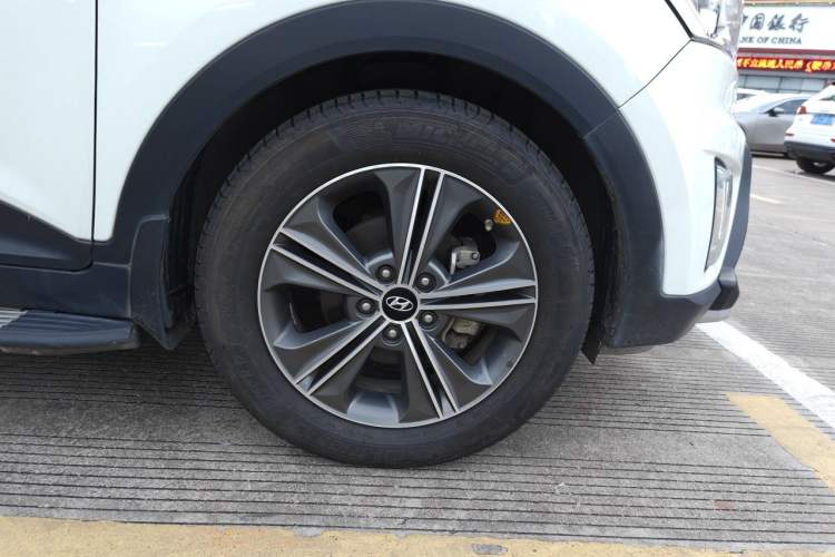 Used Hyundai ix25 2015 1.6L Automatic Two-Wheel-Drive Deluxe DLX Model Right Front Wheel Hub