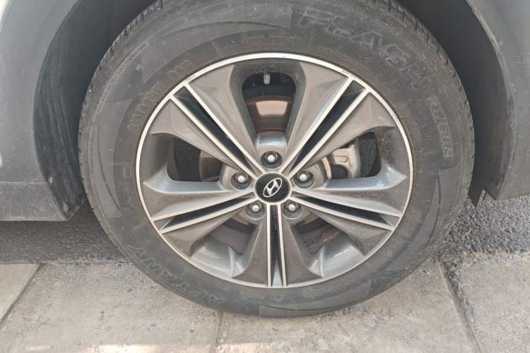 Used Hyundai ix25 2015 1.6L Automatic Two-Wheel Drive Smart GLS Trim Right Front Wheel Hub