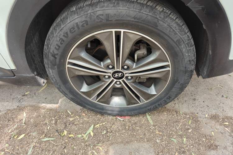 Used Hyundai ix25 2015 1.6L Automatic Two-Wheel Drive Smart GLS Trim Right Front Wheel Hub