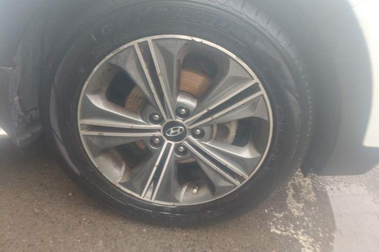Used Hyundai ix25 2015 1.6L Automatic Two-Wheel-Drive Deluxe DLX Model Right Front Wheel Hub