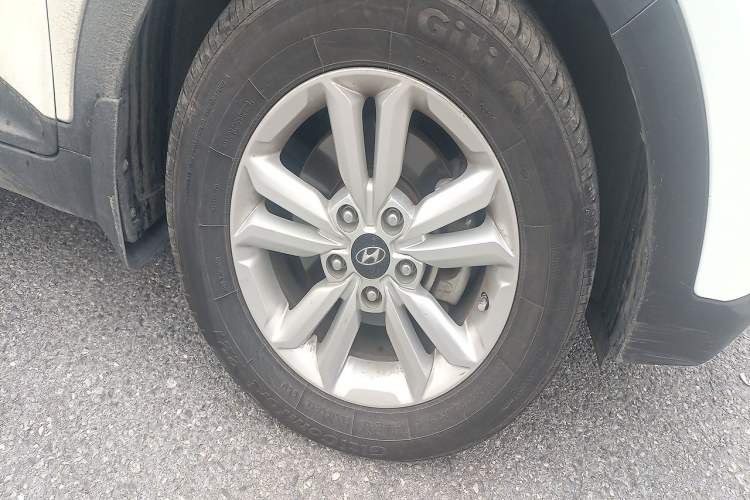 Used Hyundai ix25 2015 1.6L Automatic Two-Wheel Drive Fashionable GS Model Right Front Wheel Hub