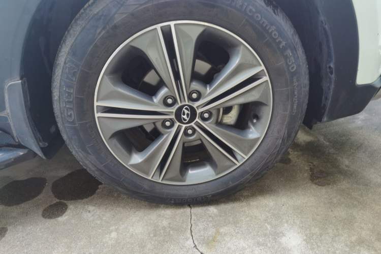 Used Hyundai ix25 2015 1.6L Automatic Two-Wheel-Drive Deluxe DLX Model Right Front Wheel Hub