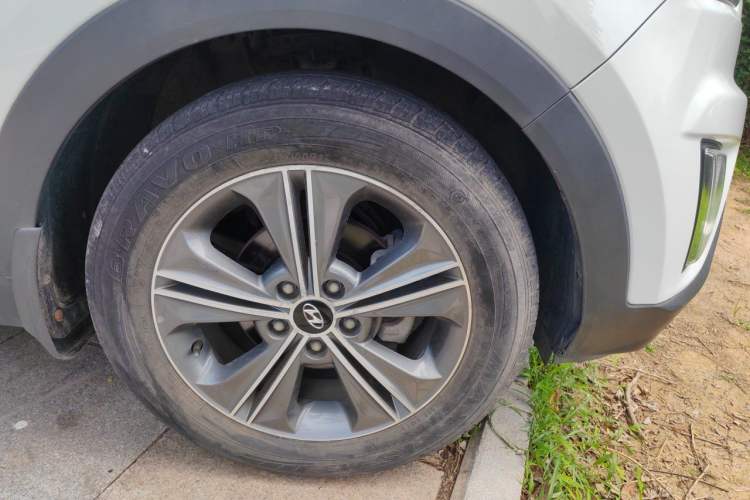 Used Hyundai ix25 2015 1.6L Automatic Two-Wheel-Drive Deluxe DLX Model Right Front Wheel Hub