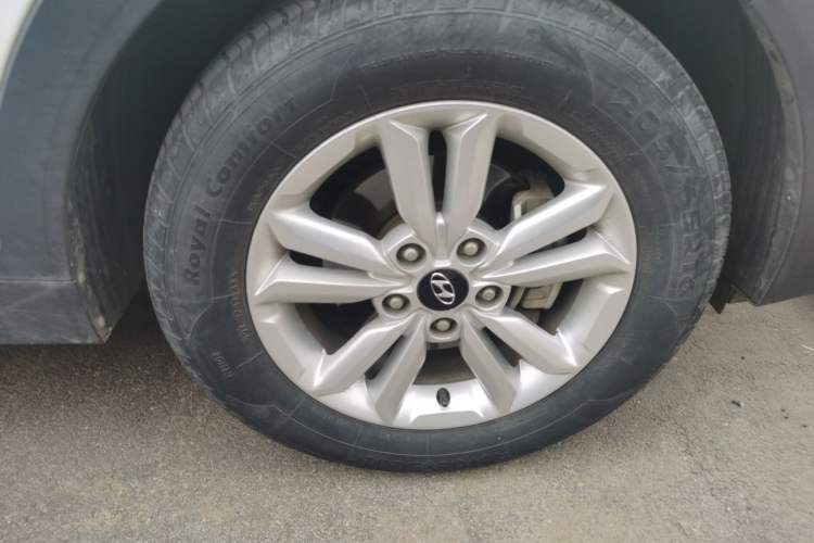Used Hyundai ix25 2015 1.6L Automatic Two-Wheel Drive Fashionable GS Model Right Front Wheel Hub