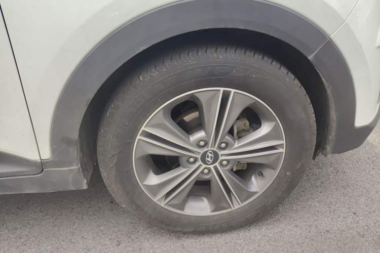 Used Hyundai ix25 2015 1.6L Automatic Two-Wheel Drive Smart GLS Trim Right Front Wheel Hub