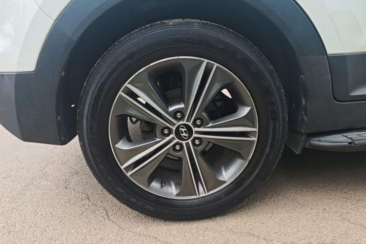 Used Hyundai ix25 2015 1.6L Automatic Two-Wheel Drive Smart GLS Trim Right Rear Wheel Hub