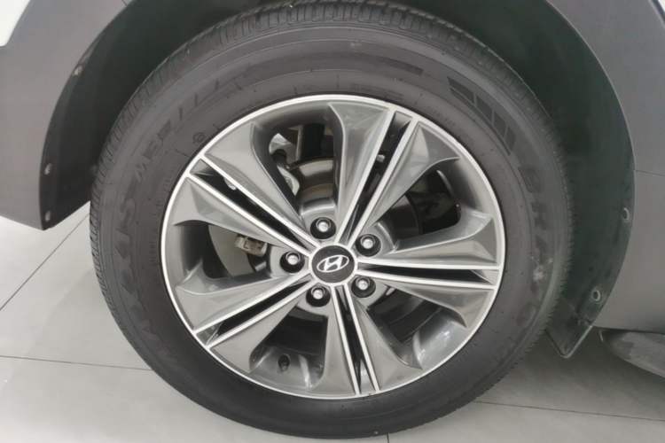 Used Hyundai ix25 2015 1.6L Automatic Two-Wheel Drive Smart GLS Trim Right Rear Wheel Hub