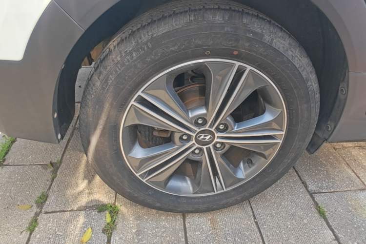 Used Hyundai ix25 2015 1.6L Automatic Two-Wheel Drive Smart GLS Trim Right Rear Wheel Hub