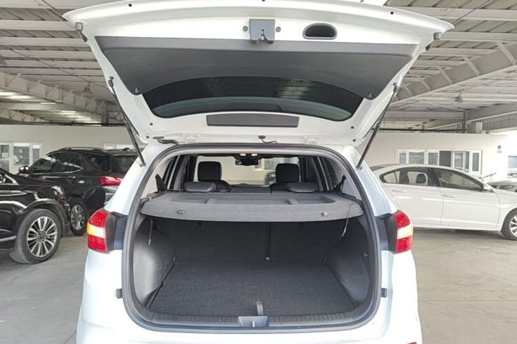 Used Hyundai ix25 2015 1.6L Automatic Two-Wheel-Drive Deluxe DLX Model Trunk