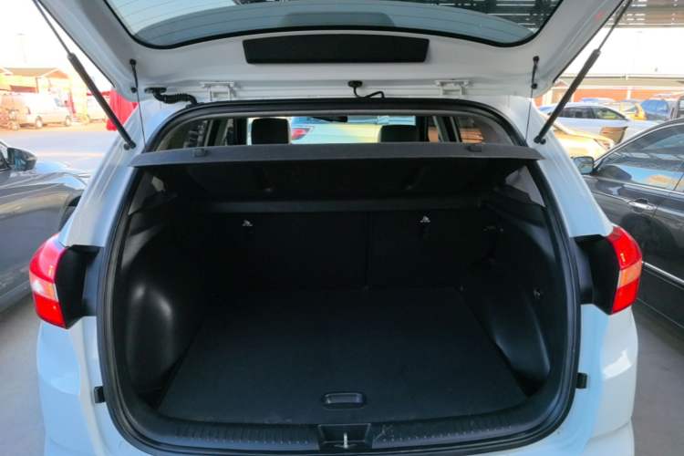 Used Hyundai ix25 2015 1.6L Automatic Two-Wheel-Drive Deluxe DLX Model Trunk