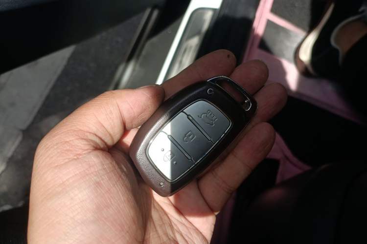 Used Hyundai ix25 2015 2.0L Automatic Two-Wheel Drive Intelligent GLS Vehicle Key
