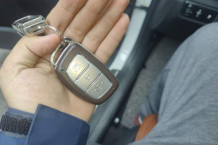 Used Hyundai ix25 2015 2.0L Automatic Two-Wheel Drive Intelligent GLS Vehicle Key