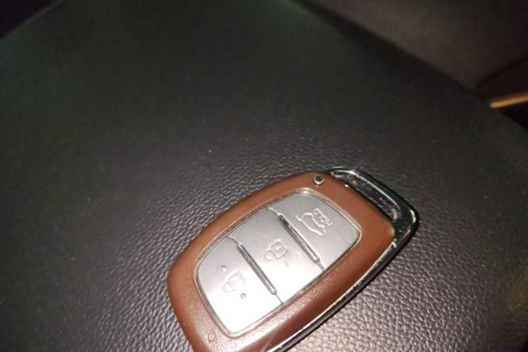 Used Hyundai ix25 2015 2.0L Automatic Two-Wheel Drive Intelligent GLS Vehicle Key