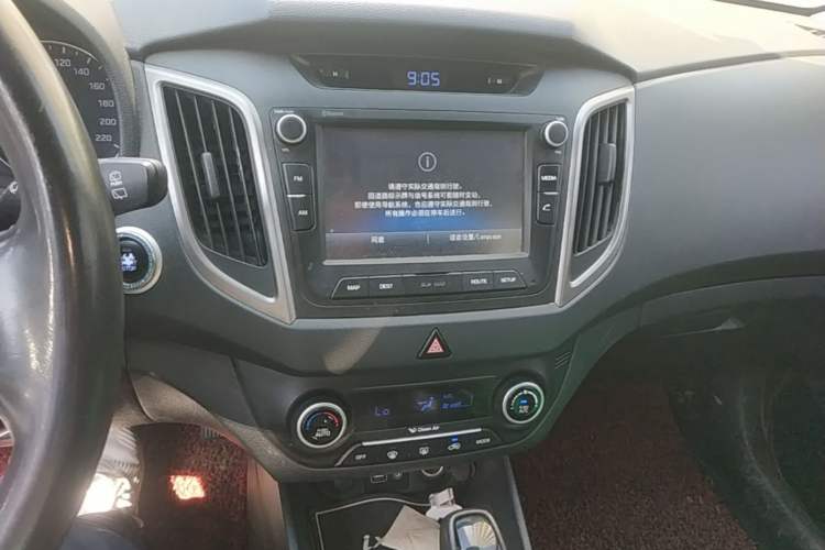 Used Hyundai ix25 2015 1.6L Automatic Two-Wheel-Drive Deluxe DLX Model Audio And AC Panel