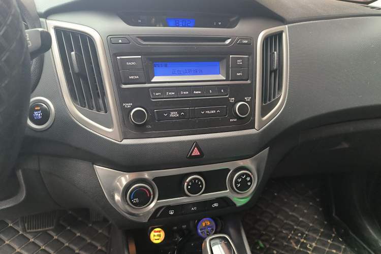 Used Hyundai ix25 2015 1.6L Automatic Two-Wheel Drive Smart GLS Trim Audio And AC Panel