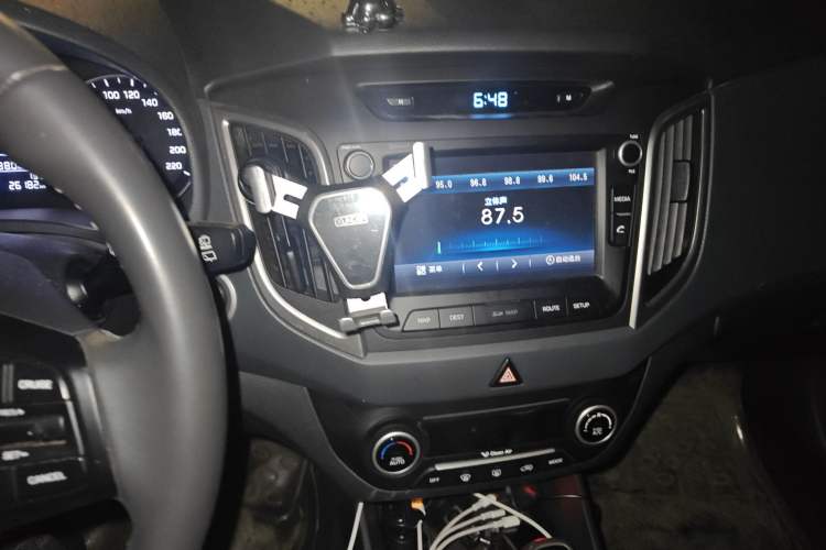Used Hyundai ix25 2015 1.6L Automatic Two-Wheel-Drive Deluxe DLX Model Audio And AC Panel