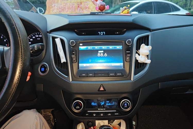 Used Hyundai ix25 2015 1.6L Automatic Two-Wheel-Drive Deluxe DLX Model Audio And AC Panel