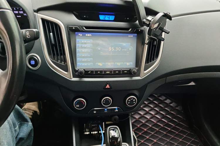 Used Hyundai ix25 2015 1.6L Automatic Two-Wheel Drive Smart GLS Trim Audio And AC Panel