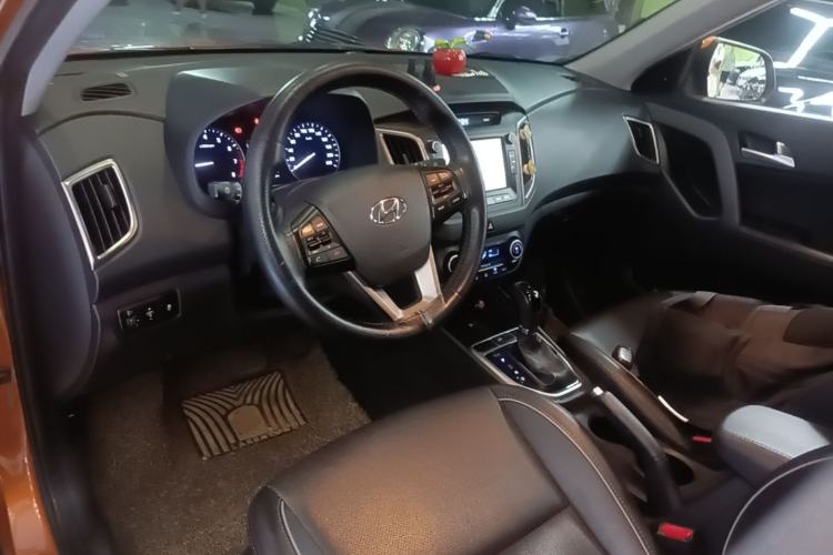 Used Hyundai ix25 2015 1.6L Automatic Two-Wheel-Drive Deluxe DLX Model Center Console