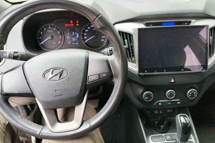 Used Hyundai ix25 2015 1.6L Automatic Two-Wheel Drive Smart GLS Trim Center Console