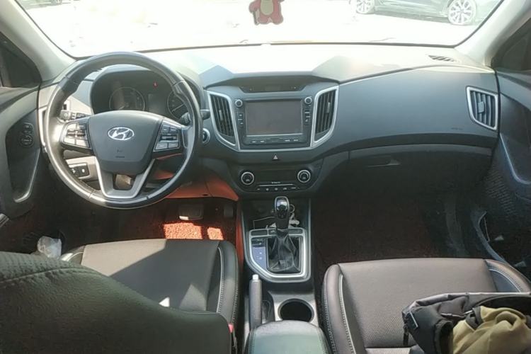 Used Hyundai ix25 2015 1.6L Automatic Two-Wheel-Drive Deluxe DLX Model Center Console
